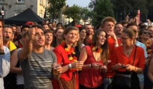 Les fans belges regardent le match contre le Brésil