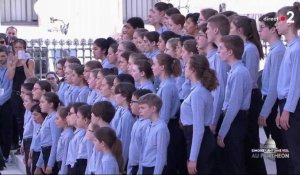 VIDEO. Simone Veil au Panthéon : la très émouvante chanson "Nuit et Brouillard" de Jean Ferrat