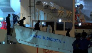 Sicile: les garde-côtes italiens accostent avec 522 migrants