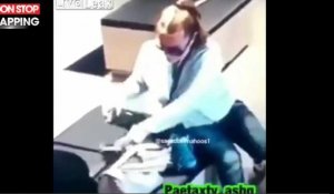 Une voleuse dérobe le portefeuille d'une femme dans un magasin (vidéo) 