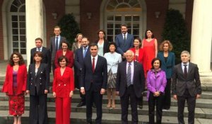 Espagne : photo de famille des ministres du gouvernement Sanchez