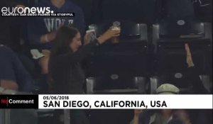 Etats-Unis: une balle de baseball finit sa course dans... un verre de bière