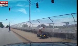 Un motard rate son virage et tombe d'un pont, la vidéo choc 