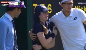 Wimbledon : Une ramasseuse de balles, blessée après un service, fond en larmes (Vidéo)
