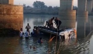 Inde: 32 morts dans un accident de car tombé d'un pont