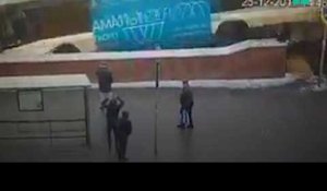 Les images du bus qui a foncé dans un passage souterrain à Moscou