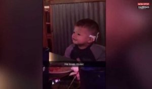 Un petit garçon né sourd entend pour la première fois, la touchante vidéo