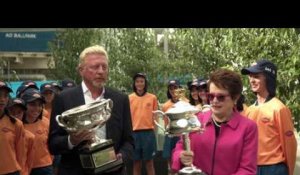 Open d'Australie 2018 - Boris Becker et le Trophée de Melbourne en mains