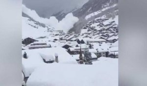 Les images des avalanches qui encerclent Zermatt en Suisse