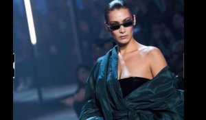 Bella Hadid laisse échapper un téton pendant un défilé de Fashion Week (Vidéo)