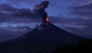 Philippines: un volcan crache des fontaines de lave