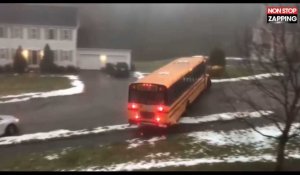 Un bus scolaire dérape à cause de la glace (Vidéo)
