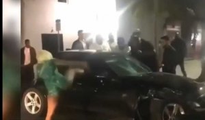 Une strip-teaseuse explose la voiture d'un ivrogne (Vidéo)