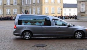 La dépouille du Prince Henrik arrive au Palais d'Amalienborg