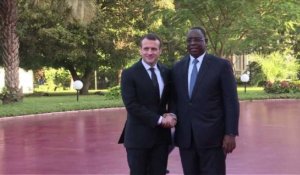 Emmanuel Macron rencontre le président sénégalais Macky Sall
