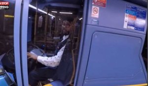 Un motard se fait enfermer dans un bus par le chauffeur (vidéo)