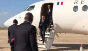 E. Macron accueilli par le président Macky Sall à St. Louis