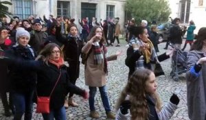 Avignon :  la déambulation dansée dans les rues pour l'ouverture des "Hivernales"