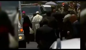 Chili : Le Pape s'arrête brutalement pour aider une policière blessée (Vidéo)