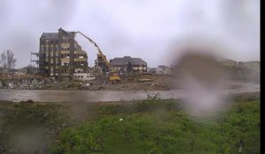En une minute et demie, la déconstruction du bâtiment historique de l'ex hôpital Bodélio à Lorient (Morbihan)