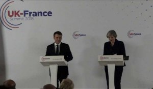 Immigration: Macron et May signent un traité