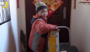 Chine : Un orphelin de 7 ans, livreur de colis pour survivre, crée l'émotion (vidéo)