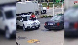 Une femme prête à tout pour empêcher un voleur de lui prendre sa voiture (vidéo)