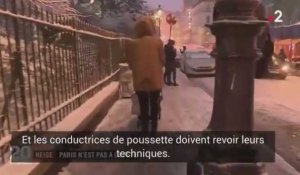 Neige à Paris : La technique insolite d'une mère pour pousser sa poussette sur le verglas (Vidéo)