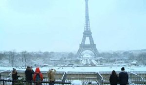 Neige à Paris: la Tour Eiffel toujours fermée
