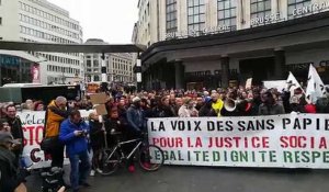 Plus de 200 manifestants délivrent un ordre de quitter le territoire à Theo francken