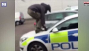 Angleterre : Un jeune homme vandalise une voiture de police (vidéo)