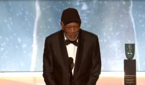 Morgan Freeman s'interrompt en plein discours pour remettre un invité à sa place (Vidéo)