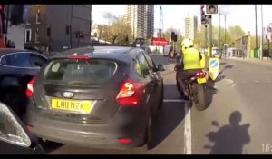 Royaume-Uni : grosse embrouille entre un motard et des idiots à un feu rouge (vidéo)