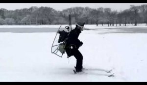Neige : du ski en paramoteur dans le bois de Boulogne (vidéo)