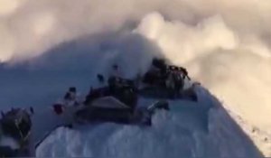 Suisse : des pisteurs échappent de peu à une avalanche (vidéo)