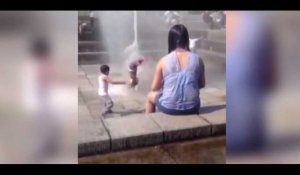 Une petite fille se prend un violent jet d'eau et décolle (vidéo)