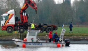 Fouilles dans le canal Nimy-Blaton: une grue est arrivée