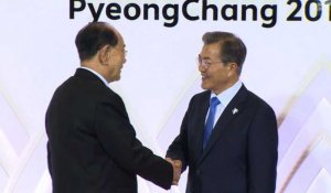 Les chefs d'Etat des deux Corées échangent une poignée de main