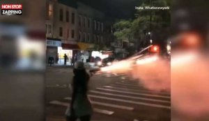 New York : Une femme attaque les passants avec des feux d'artifice (Vidéo)