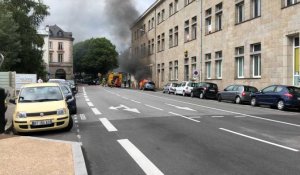 Un véhicule s'enflamme dans le centre-ville 