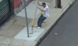 États-Unis : complètement drogué, un homme fait n'importe quoi dans la rue... puis la police arrive (Vidéo)