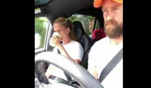 Il piège sa femme au volant avec un café à la main (Vidéo)