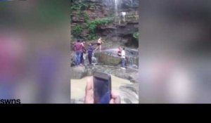 Un homme chute violemment du haut d'une cascade après un selfie (vidéo)