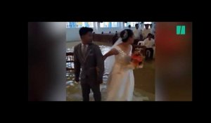 Ce n'est pas les moussons aux Philippines qui empêcheront cette jeune femme de se marier