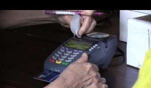 Faute de monnaie, des Vénézuéliens paient par carte à la messe