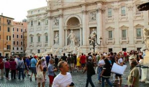 Rome: face au flot de touristes, la fontaine de Trevi suffoque