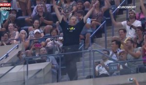 US Open : Un spectateur fait le show pendant le match de Roger Federer (Vidéo)