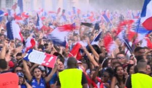 Finale: la fan zone exulte à Paris après le 3e but français