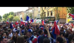 La France championne du monde : la Marseillaise chantée sur le Cours Mirabeau à Aix