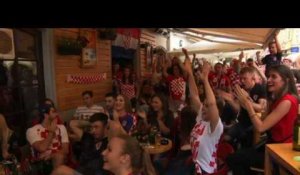Les supporters croates fêtent un deuxième but contre la France